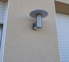 Luminaire près de la fenêtre arrière