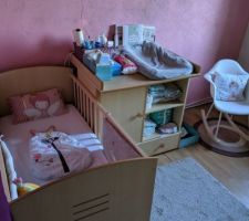 Chambre provisoire pour la petite dernière le temps des travaux dans la maison.