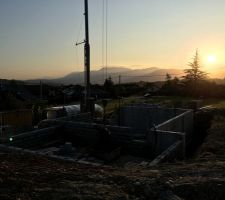 Soleil levant sur le chantier.
Les murs du sous-sol sortent de terre!
SUITE