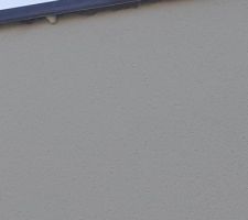 Des "déchets d'enduit" et manque d'enduit sous la couvertine. Le CDT préconise un recul de 3 mètres pour le visuel!! Même à 3 mètres les boules de tailles importantes se voient très bien même avec une mauvaise vue!!!!