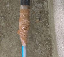 Raccordement de pattier, du jamais vu : tuyau d'arrosage emmanché dans le PE 32mm, un clou en travers pour que ça tienne et du scotch marron à emballage pour l'étanchéité (pas efficace du coup).