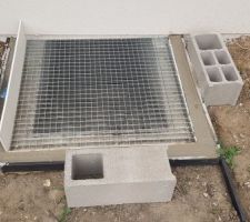 Cour anglaise avec grille cailleboutis en acier