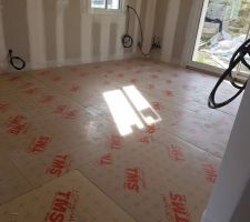 Pose des dalles isolantes pour le futur plancher chauffant