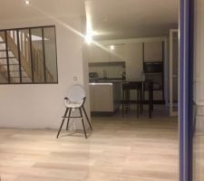 Salon cuisine séparé d?une verrière