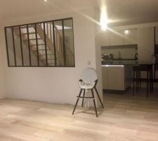 Salon cuisine séparé d?une verrière