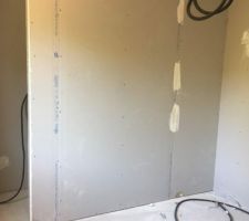 En plus dans cette chambre nous faisons un petit coin sdb . avec 3 filles &agrave; la maison cela va surement &ecirc;tre utile

Nous sommes pass&eacute;s en direct avec le plaquiste