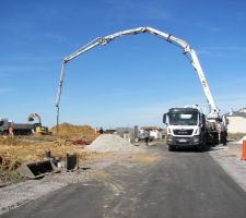 Impressionnant, un bras qui peut envoyer du béton à une hauteur de 42 mètres.