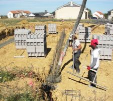 A chaque mètre de béton coulé un petit coup de règle pour contrôler le niveau.