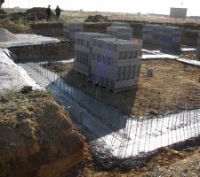 26,5 M3 de béton plus tard. Les épingles qui sortent des fondations servent à épingler les agglos coffrants avec des aciers horizontaux.