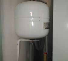 Support inadapt&eacute; de la bonbonne d'eau qui bouge !