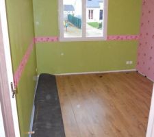 Le parquet de la chambre de ma grande est presque fini. Elle a choisi elle même le papier peint, c'est charlotte aux fraises