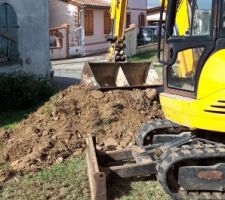 Le tas de terre du décaissement devant le cabanon
