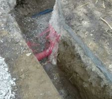 Tranchée Enedis avec vue sur PE Eau potable non indiqué sur plan et gaine rouge éclairage public