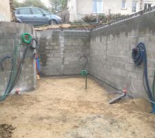 Réservation des évacuations d'eau + électricité... La dalle va être coulée en fin de semaine.