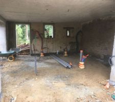 Réservation des évacuations d'eau + électricité... La dalle va être coulée en fin de semaine.