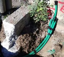 Réseaux télecom en attente et tiré jusqu'au poteau PTT