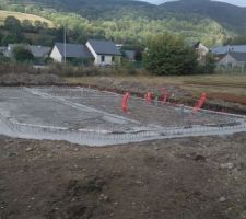 Coulage des fondations et mise en place des gaines et réseaux eaux usées.