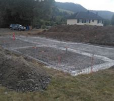 Coulage des fondations et mise en place des gaines et réseaux eaux usées.