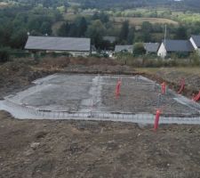 Coulage des fondations et mise en place des gaines et réseaux eaux usées.