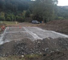 Coulage des fondations et mise en place des gaines et réseaux eaux usées.