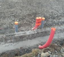 Coulage des fondations et mise en place des gaines et réseaux eaux usées.