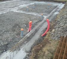 Coulage des fondations et mise en place des gaines et réseaux eaux usées.