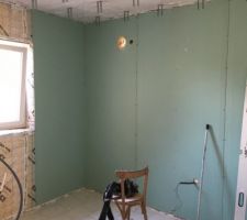 Pose du placo salle de bain parentale