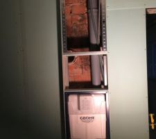 Pose du placo au  mur de la  salle de bain parentale