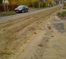 L'état de la route après que les agri se sont servis en terre de remblai.y'a plus qu'à nettoyer