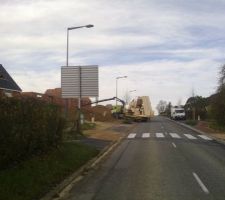 Voilà la charpente qui arrive, mais ils ne veulent pas la monter, puisqu'il n'y a pas d'accès chantier, (-1point pour le cst)