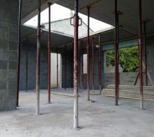 Dalle pr&eacute;contraintes pos&eacute;es avec vue tr&eacute;mie escalier