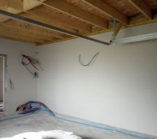 Enduit blanc de la côte intérieur garage