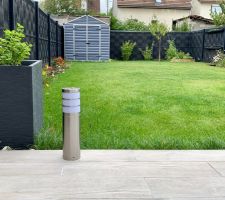 Pose des potelés pour éclairer la terrasse (il y a le même côté droit de la terrasse)