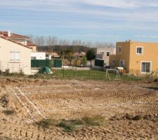 Terrassement terminé. Traçage au sol pour les fondations.