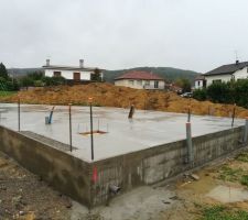 Dalle coul&eacute; 
emplacement de la porte de garage
trappe du vs