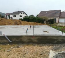 Dalle coul&eacute; 
emplacement de la porte de garage
trappe du vs