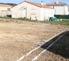 Terrassement terminé. Traçage au sol pour les fondations.