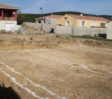 Terrassement terminé. Traçage au sol pour les fondations.