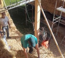 Déchargement et rangement de la paille