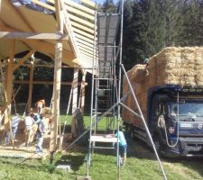 Déchargement et rangement de la paille