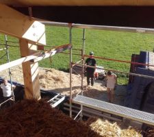 Déchargement et rangement de la paille