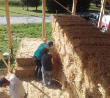 Déchargement et rangement de la paille