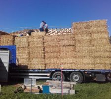 Déchargement et rangement de la paille