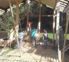 Déchargement et rangement de la paille