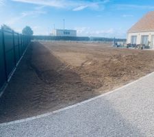 On attaque la préparation du terrain en vue de la création de la pelouse. En fin de journée ça a tout de suite plus de gueule.