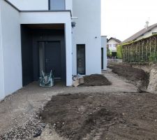 Remise en place des terres et aménagement pour la future terrasse.