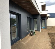 Remise en place des terres et aménagement pour la future terrasse.