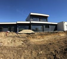 Remise en place des terres et aménagement pour la future terrasse.
