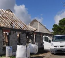 Mise en place rapide de la charpente industrielle.