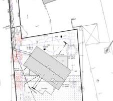 Rapport d'étude pour la phytoépuration : mise à jour du plan de masse du permis de construire, avec la phyto au sud, le regard de relevage à la sortie de la maison devant la cuisine, et un départ en attente vers un éventuel futur tout à l'égout sur le chemin d'accès depuis le regard de relevage vers le nord.
